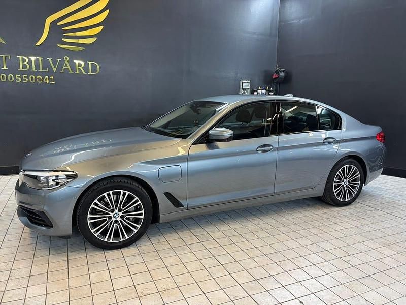 Begagnad 2020 BMW 530 iPerformance Sedan | 310 000 kr (Marknadspris) - Bild 1/4