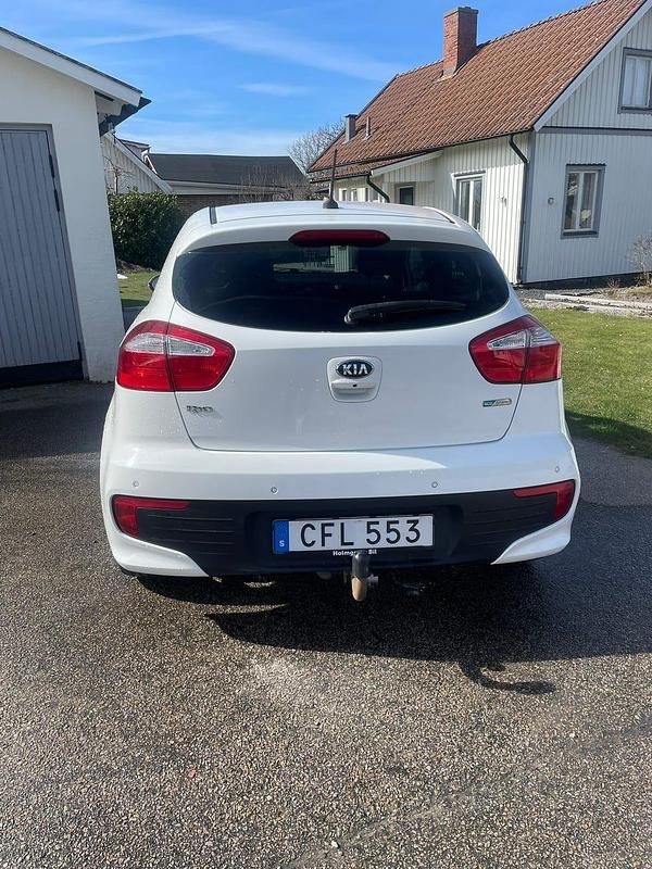 Begagnad Kia Rio 84 HK (61 kW) 2016 Vit Halvkombi