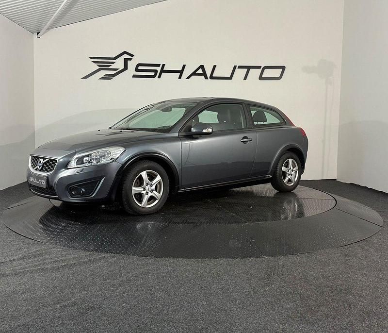 Grå Begagnad 2011 Volvo C30 Momentum Halvkombi | 69 900 kr (Marknadspris) - Bild 1/4