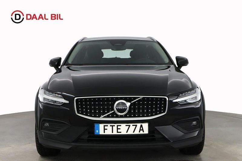 Begagnad Volvo V60 CC Core 197 HK (144 kW) 2022 Svart Kombi