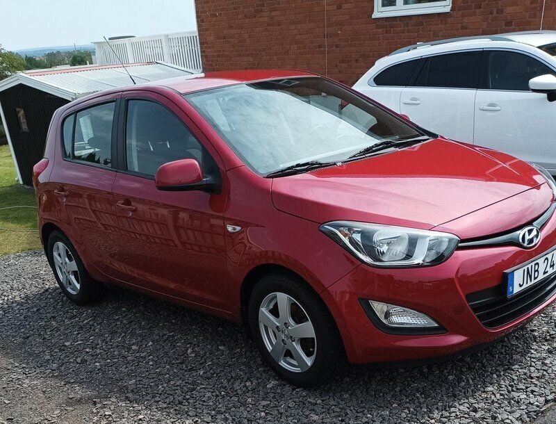 Röd Begagnad 2015 Hyundai i20 Select Halvkombi | 62 000 kr (Bra pris) - Bild 1/4