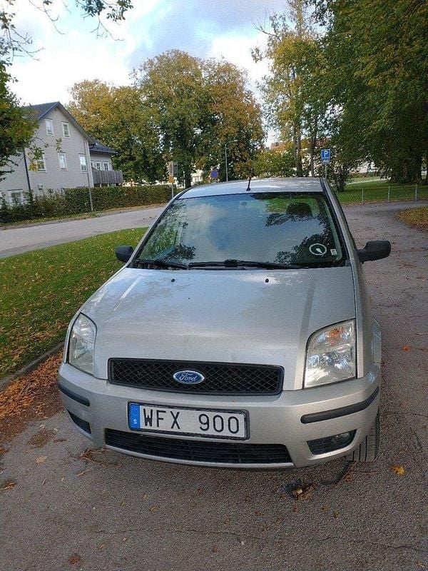 Silver Begagnad 2005 Ford Fusion Halvkombi | 14 000 kr - Bild 1/4