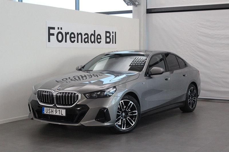 Grå Begagnad 2024 BMW 520 M Sport Sedan | 629 000 kr (Dyr) - Bild 1/4