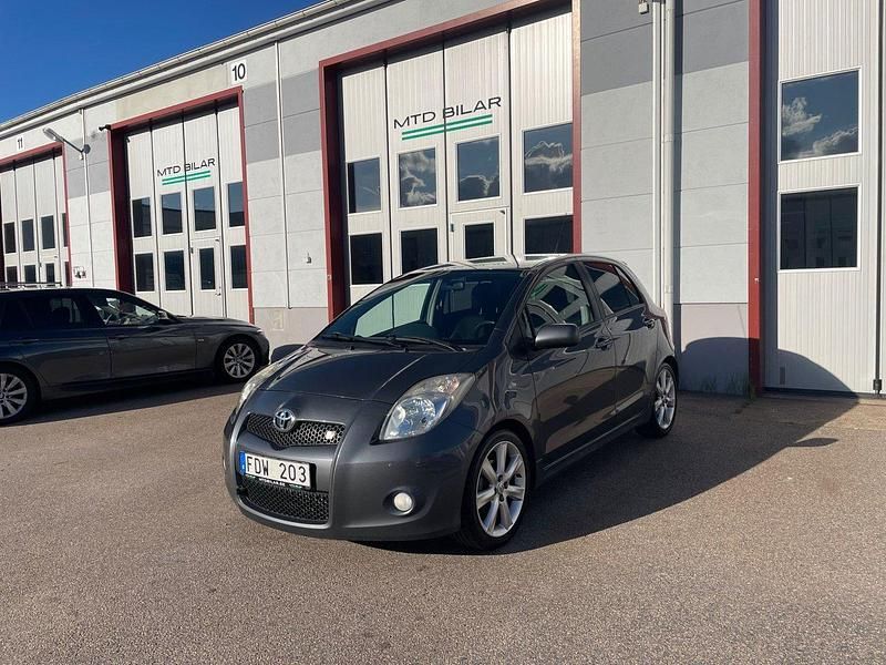 Grå Begagnad 2006 Toyota Yaris Halvkombi | 59 900 kr (Marknadspris) - Bild 1/4