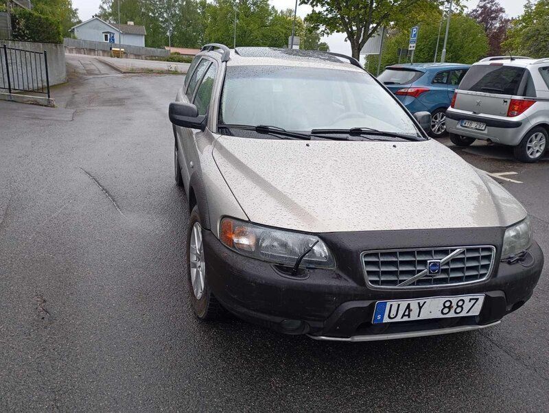 Brun Begagnad 2001 Volvo XC70 SUV | 42 500 kr (Marknadspris) - Bild 1/4