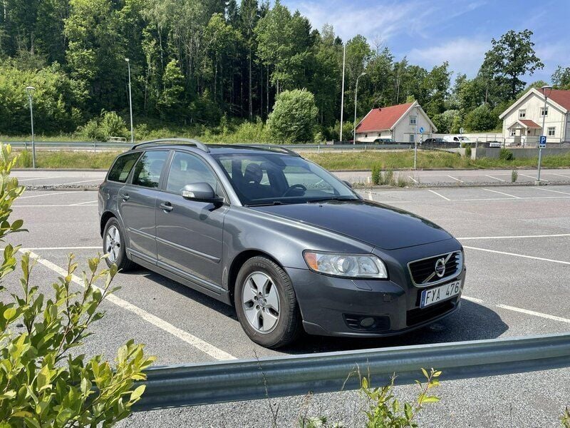Grå Begagnad 2011 Volvo V50 Momentum Kombi | 50 000 kr (Bra pris) - Bild 1/4