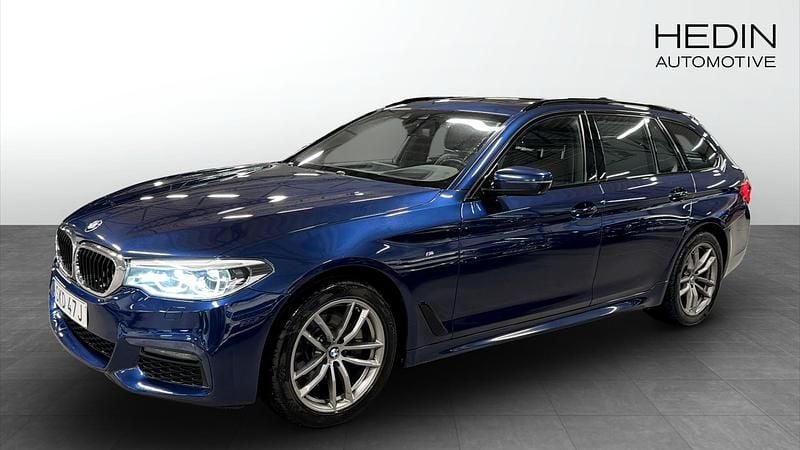 Blå Begagnad 2019 BMW 520 M Sport Kombi | 250 000 kr (Marknadspris) - Bild 1/4