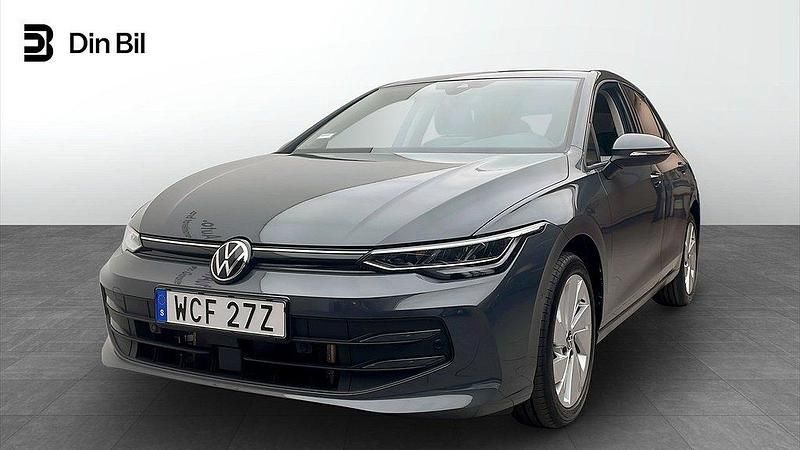 Mörkgrå (dolphin grey metallic) Ny 2025 VW Golf VIII Edition Halvkombi | 299 900 kr (Marknadspris) - Bild 1/4
