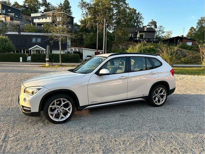 Vit Begagnad 2012 BMW X1 xLine SUV | 109 000 kr (Bra pris) - Bild 1/4