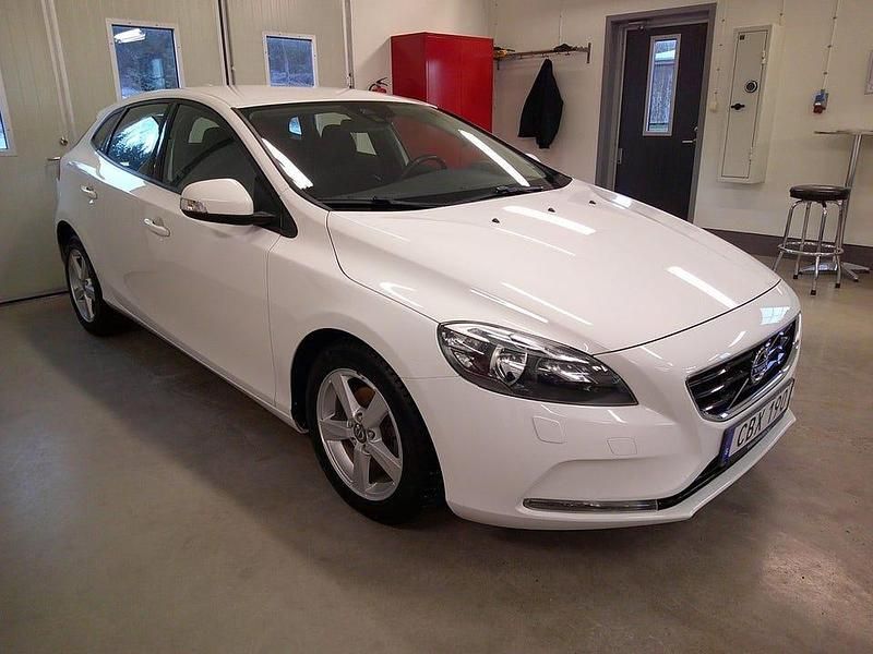 Vit Begagnad 2015 Volvo V40 Kinetic Halvkombi | 128 000 kr (Marknadspris) - Bild 1/4