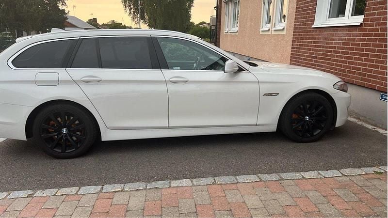 Vit Begagnad 2011 BMW 520 Kombi | 110 000 kr (Dyr) - Bild 1/4