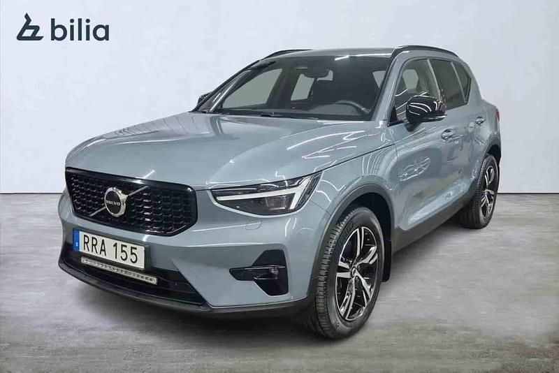 Grå Begagnad 2023 Volvo XC40 Plus SUV | 379 000 kr (Marknadspris) - Bild 1/1
