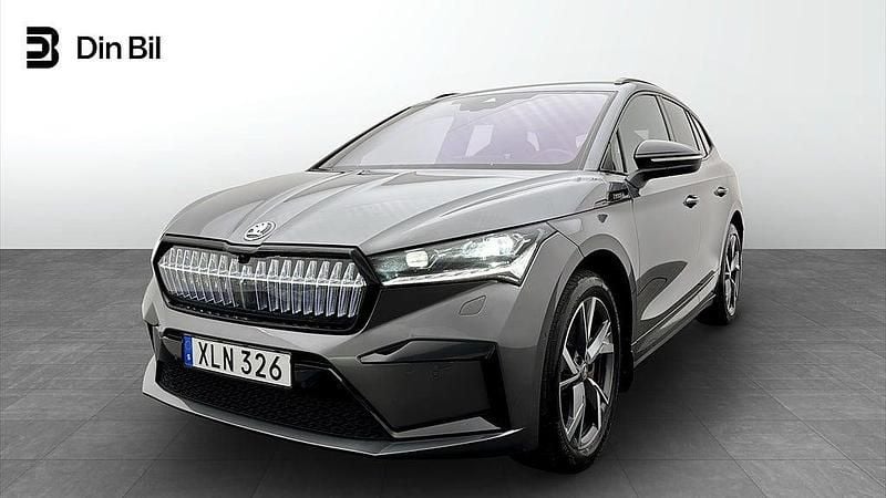 Grå Begagnad 2023 Skoda Enyaq iV SportLine SUV | 424 900 kr (Marknadspris) - Bild 1/4