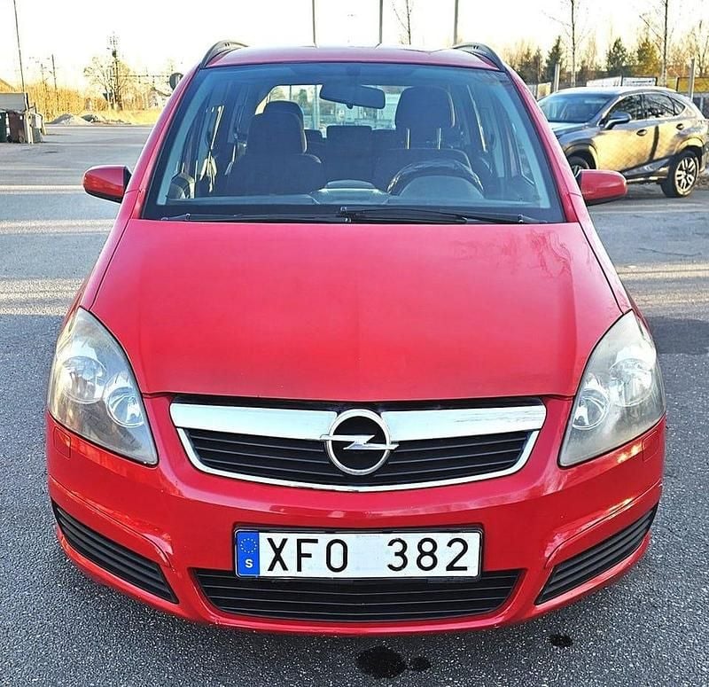 Begagnad Opel Zafira 141 HK (103 kW) 2006 Röd Minibuss