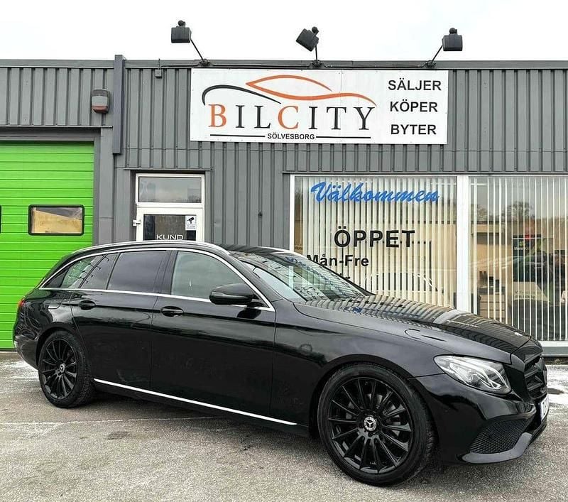Svart Begagnad 2018 Mercedes E220 Avantgarde | 199 900 kr (Superpris) - Bild 1/4