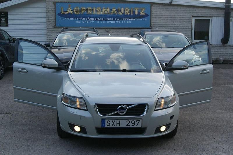 Vit Begagnad 2011 Volvo V50 Momentum Kombi | 54 000 kr - Bild 1/4