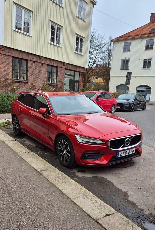 Fusion red metallic Begagnad 2020 Volvo V60 Momentum Kombi | 245 000 kr (Bra pris) - Bild 1/4