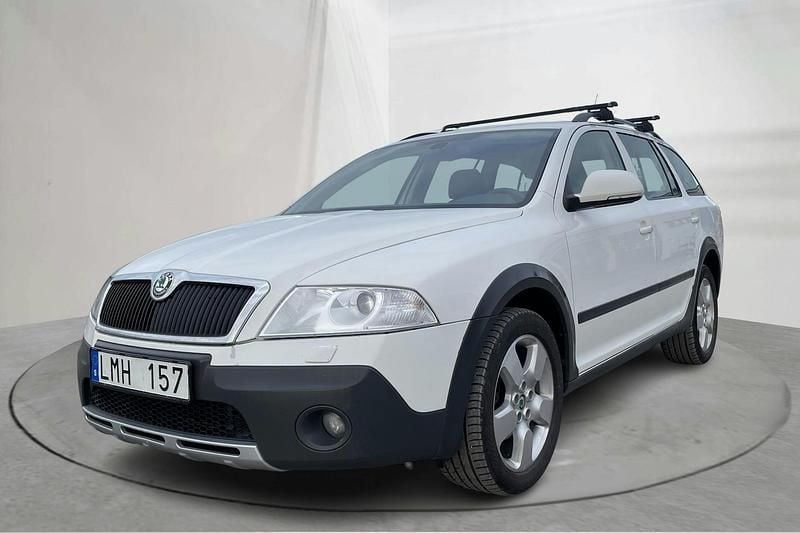 Vit Begagnad 2009 Skoda Octavia Scout Kombi | 39 000 kr (Bra pris) - Bild 1/4