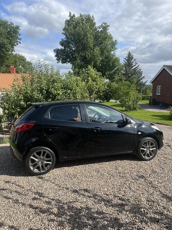 Svart Begagnad 2012 Mazda 2 Halvkombi | 51 000 kr (Marknadspris) - Bild 1/3