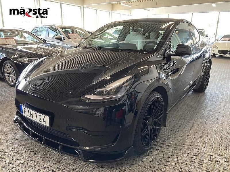 Svart Begagnad 2022 Tesla Model Y Standard Range SUV | 349 000 kr (Marknadspris) - Bild 1/4