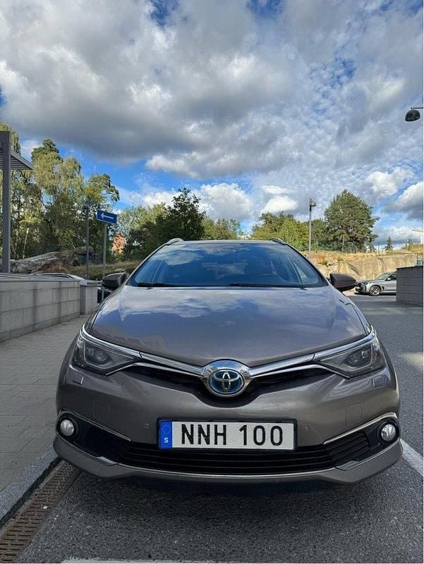 Brun Begagnad 2016 Toyota Auris Touring Sports Executive Kombi | 89 000 kr (Marknadspris) - Bild 1/4