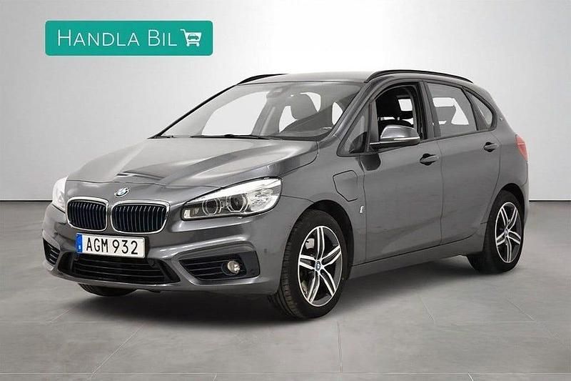 Grå Begagnad 2018 BMW 225 Sport Line Minibuss | 139 900 kr - Bild 1/4