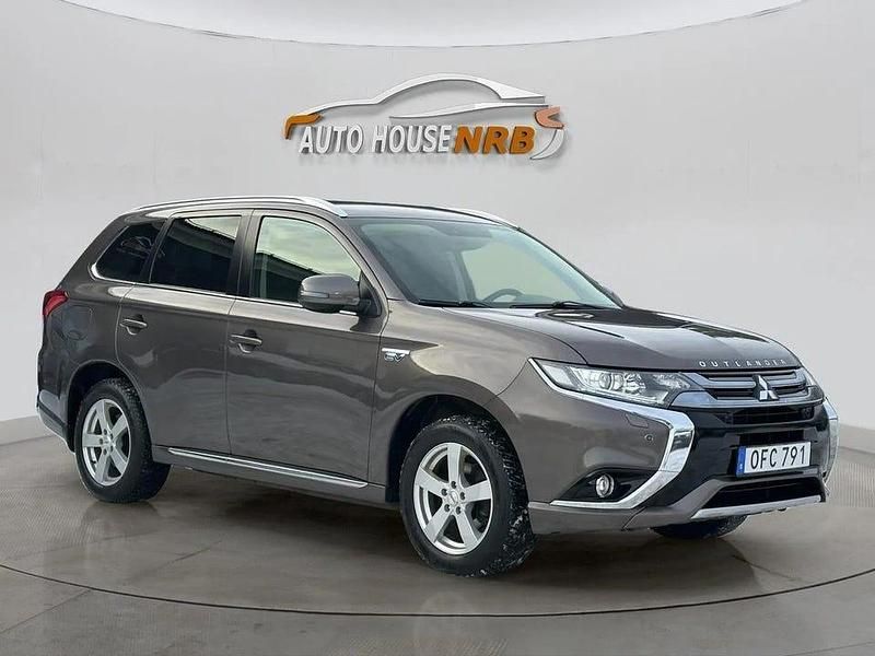 Begagnad Mitsubishi Outlander 203 HK (149 kW) 2016 Brun SUV