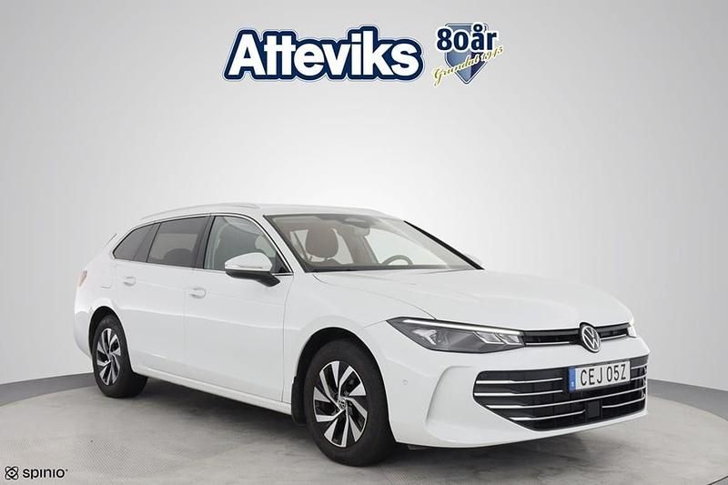 Vit Begagnad 2024 VW Passat Business Kombi | 344 900 kr (Dyr) - Bild 1/3