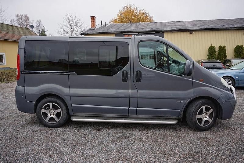 Begagnad Opel Vivaro 114 HK (83 kW) 2012 Grå Minibuss