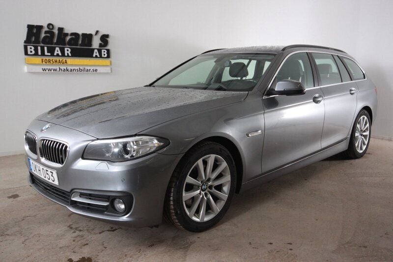 Grå Begagnad 2016 BMW 520 Kombi | 219 500 kr (Lite dyr) - Bild 1/4