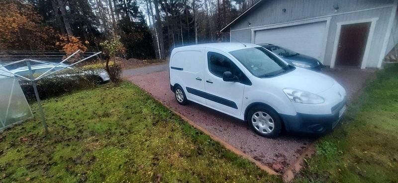 Vit Begagnad 2012 Peugeot Partner Van | 45 000 kr (Marknadspris) - Bild 1/4