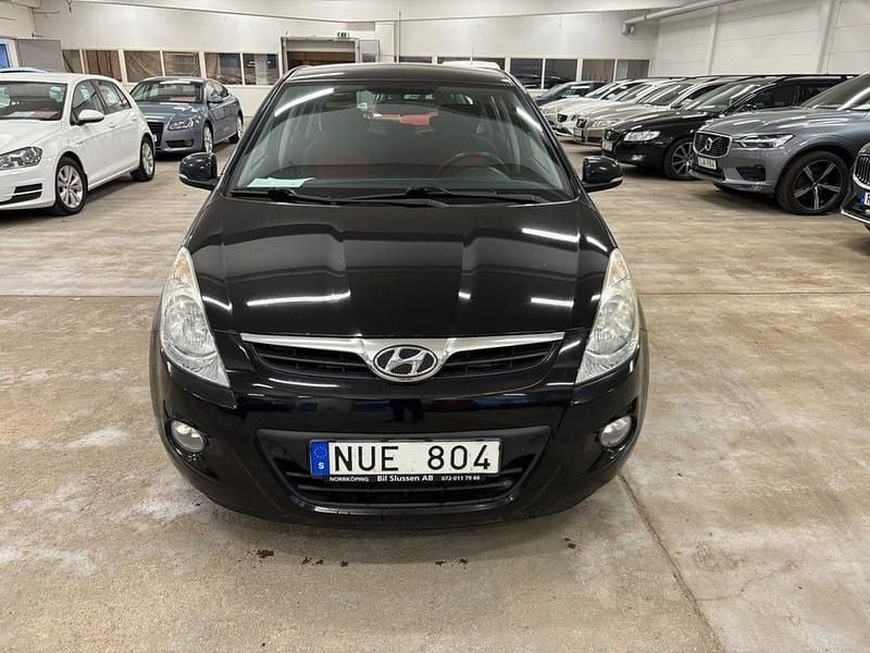 Svart Begagnad 2011 Hyundai i20 Premium Halvkombi | 49 900 kr (Marknadspris) - Bild 1/4