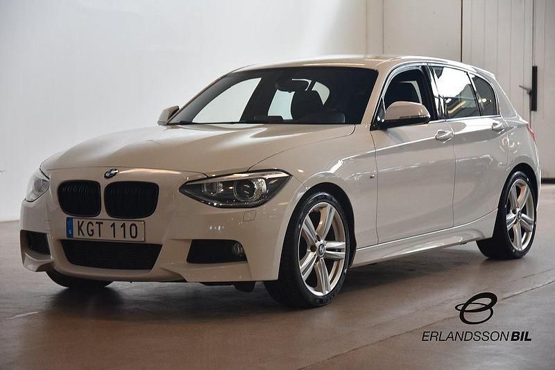 Vit Begagnad 2015 BMW 116 M Sport Halvkombi | 129 900 kr (Marknadspris) - Bild 1/4