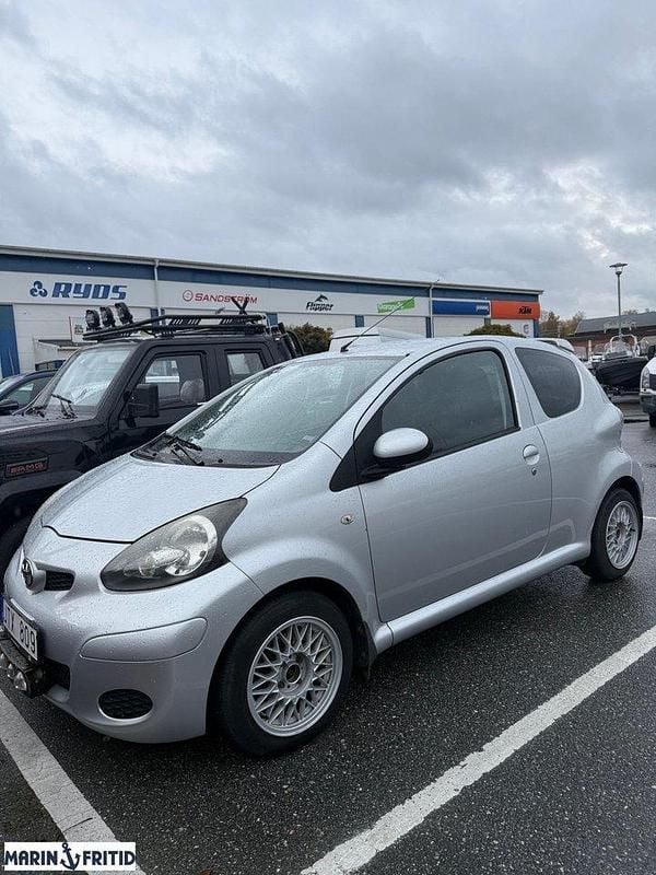 Silver Begagnad 2009 Toyota Aygo Halvkombi | 34 900 kr (Marknadspris) - Bild 1/4
