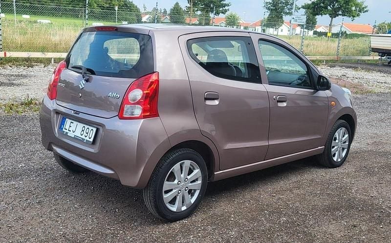 Begagnad Suzuki Alto 68 HK (50 kW) 2011 Halvkombi