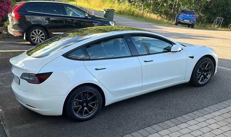 Begagnad Tesla Model 3 Standard Range Plus 239 kW (325 HK) 2021 Vit metallic Sedan