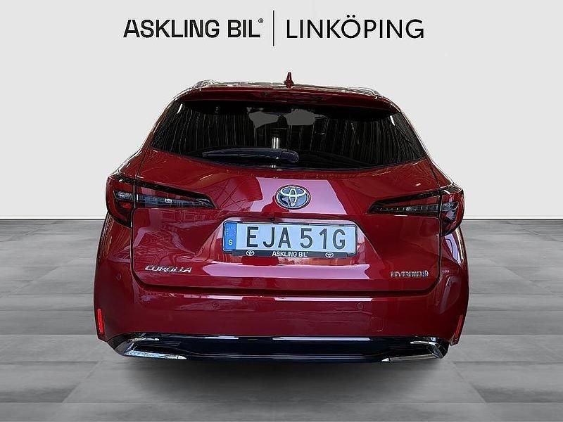 Begagnad Toyota Corolla Executive 140 HK (102 kW) 2023 Röd Kombi