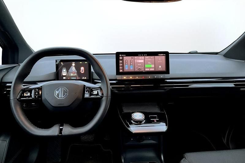 Begagnad MG MG4 EV 125 kW (171 HK) 2023 Svart Halvkombi