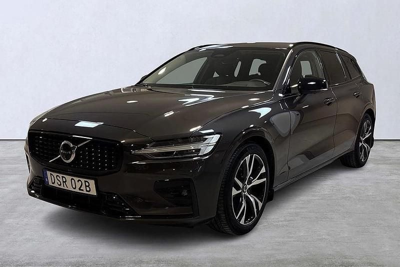 Grå Begagnad 2024 Volvo V60 Plus Kombi | 399 900 kr (Lite dyr) - Bild 1/4