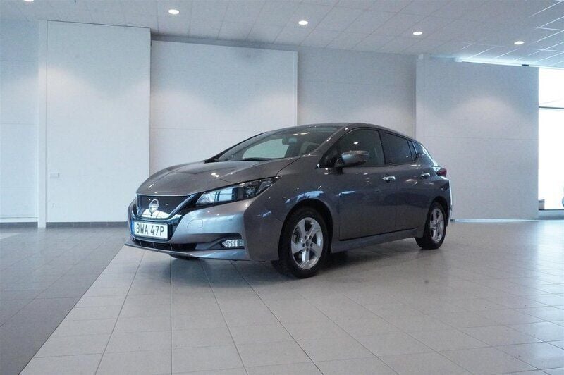 Grå/silver Begagnad 2023 Nissan Leaf N-Connecta Halvkombi | 208 800 kr (Marknadspris) - Bild 1/4