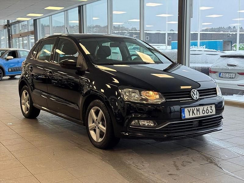 Svart Begagnad 2017 VW Polo Halvkombi | 109 900 kr (Marknadspris) - Bild 1/4