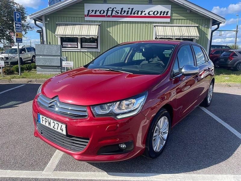 Röd Begagnad 2016 Citroën C4 Halvkombi | 89 900 kr (Marknadspris) - Bild 1/4