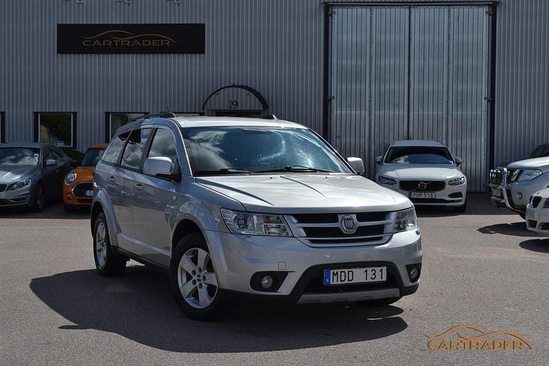 Grå Begagnad 2012 Fiat Freemont Urban SUV | 69 900 kr (Bra pris) - Bild 1/4