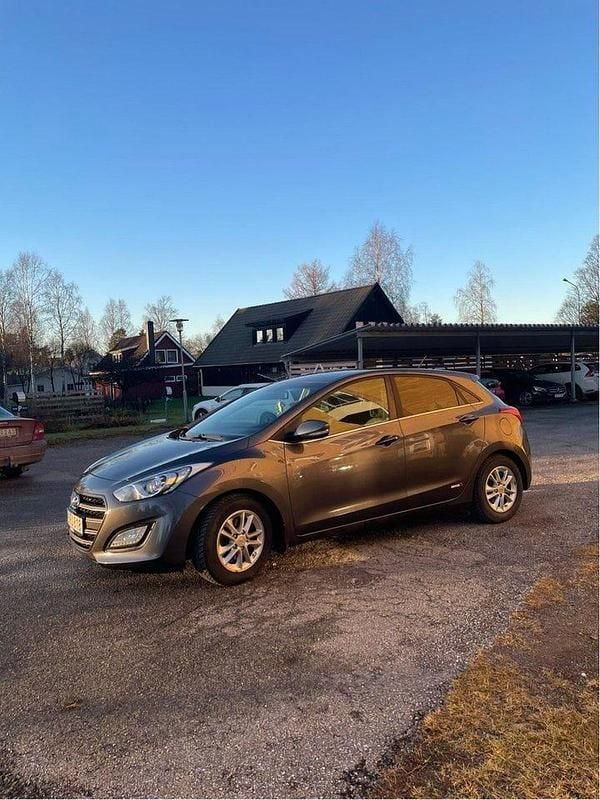 Begagnad 2017 Hyundai i30 Premium Halvkombi | 117 000 kr (Bra pris) - Bild 1/4