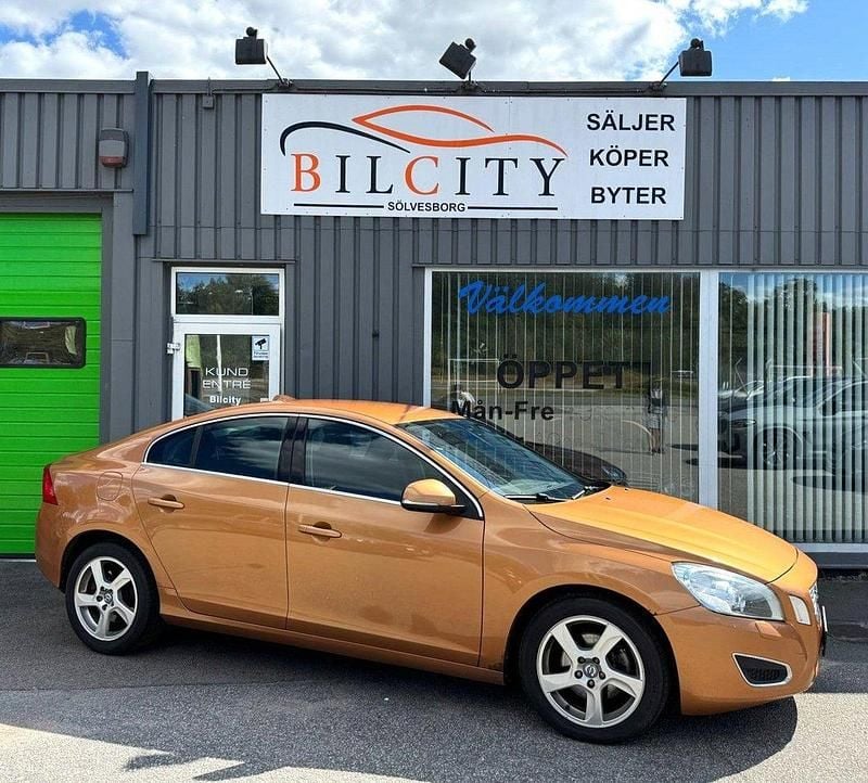 Brun Begagnad 2011 Volvo S60 Momentum Sedan | 87 900 kr (Marknadspris) - Bild 1/4