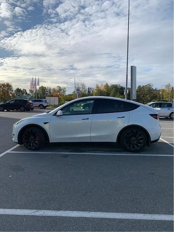 Begagnad 2023 Tesla Model Y Performance SUV | 384 750 kr (Superpris) - Bild 1/4
