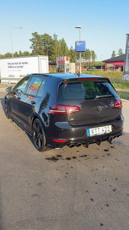 Svart Begagnad 2014 VW Golf VII R Halvkombi | 180 000 kr (Bra pris) - Bild 1/4