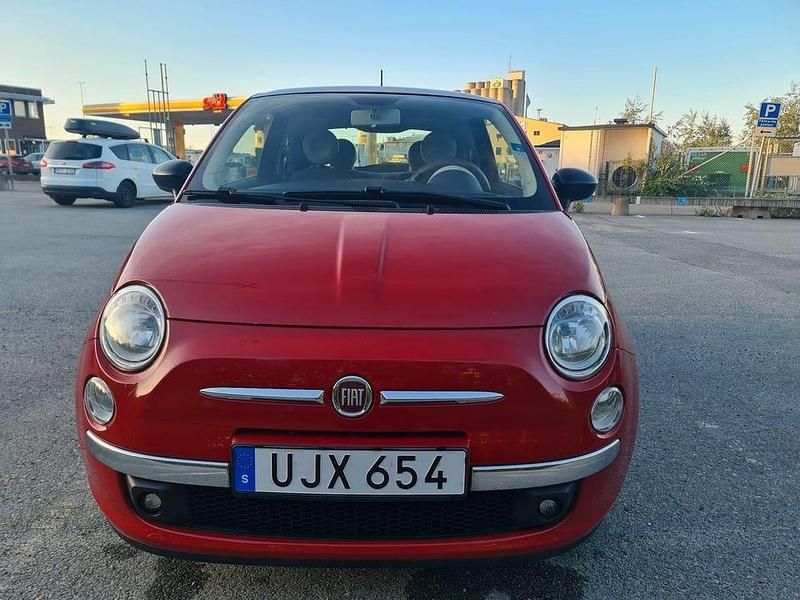 Begagnad Fiat 500 Lounge 70 HK (51 kW) 2015 Röd Halvkombi