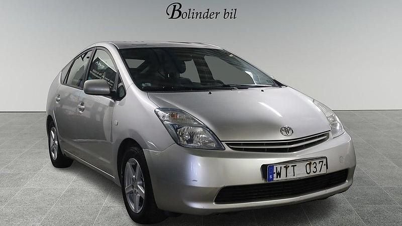 Silver Begagnad 2005 Toyota Prius Halvkombi | 48 900 kr (Marknadspris) - Bild 1/4
