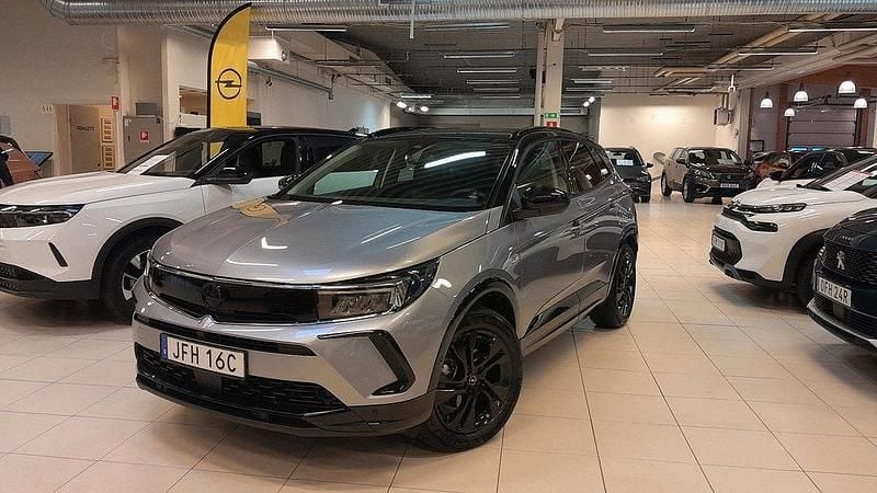 Grå (gråmetallic) Begagnad 2024 Opel Grandland X SUV | 264 900 kr (Bra pris) - Bild 1/4